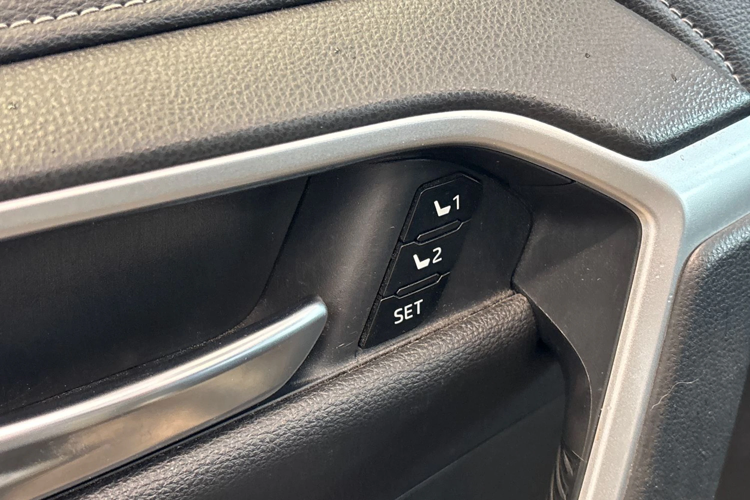 vihreä Toyota RAV4 2021 kuva 7.