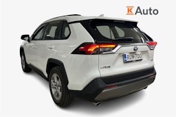 Valkoinen Toyota RAV4 2021 kuva 2.