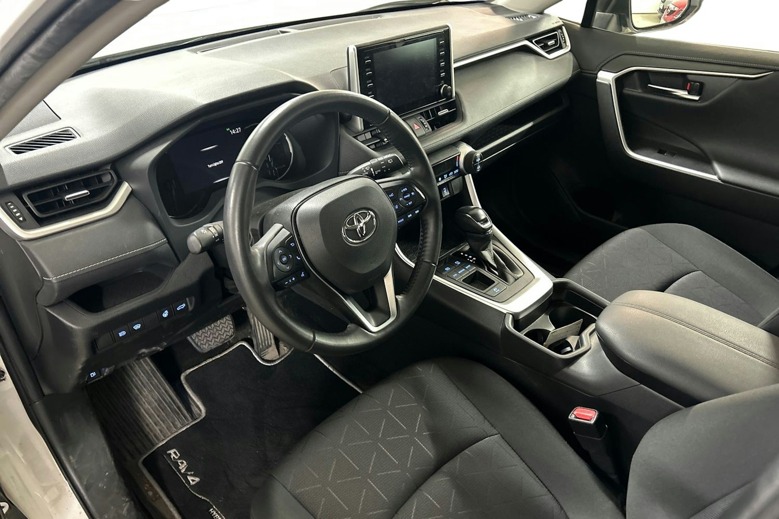 Valkoinen Toyota RAV4 2021 kuva 3.