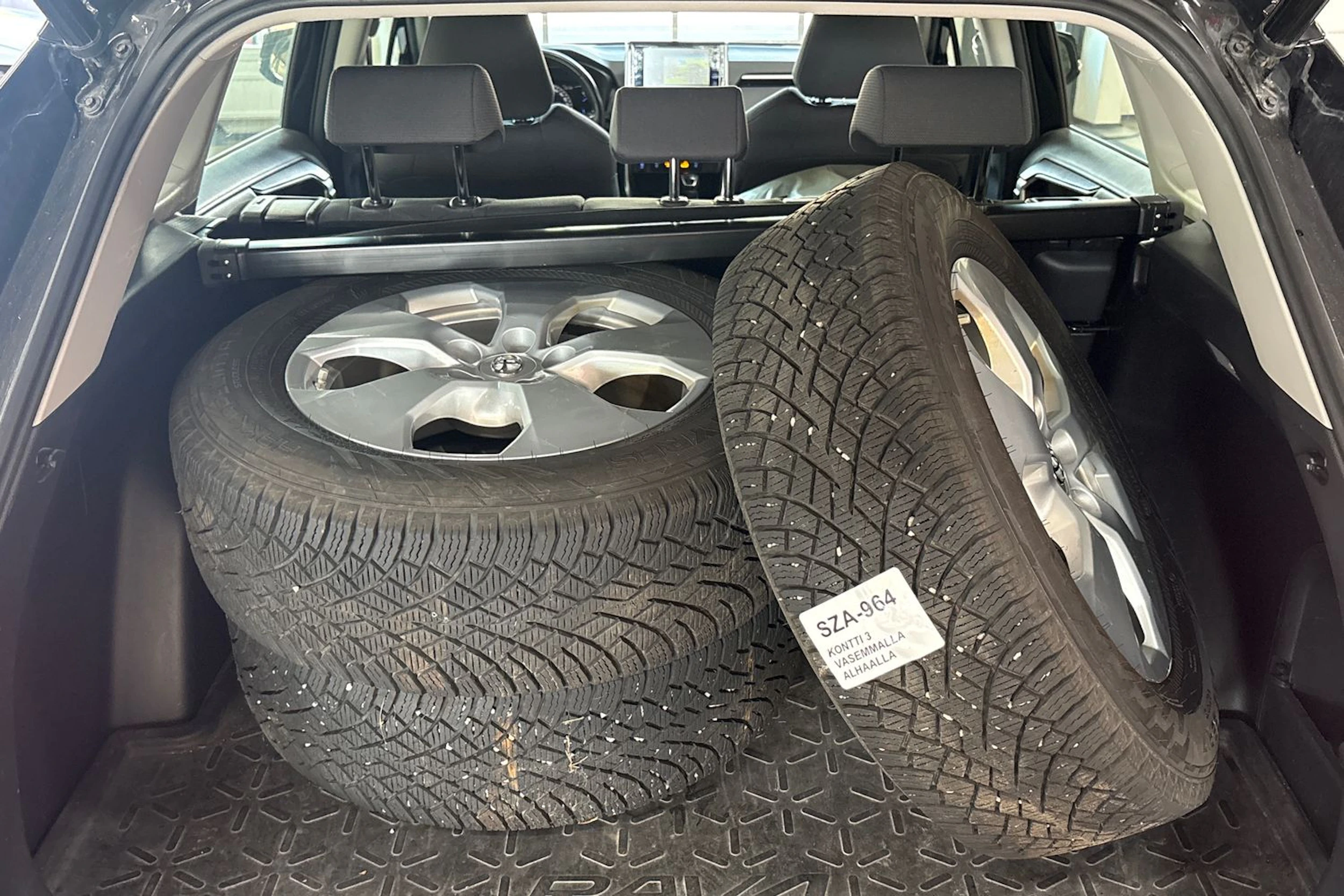 musta Toyota RAV4 2021 kuva 4.