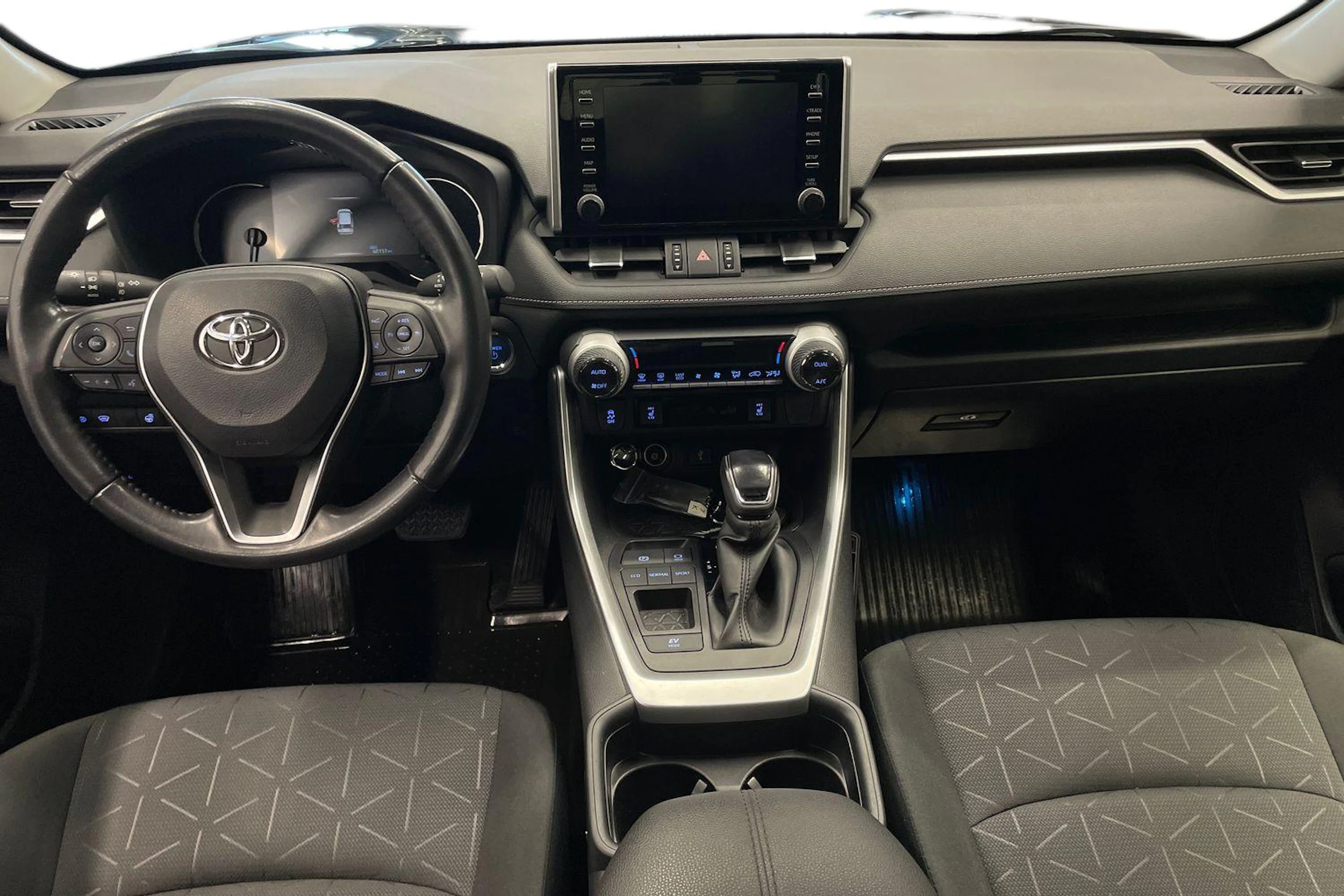 Musta Toyota RAV4 2021 kuva 7.