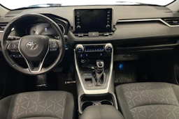 Musta Toyota RAV4 2021 kuva 7.