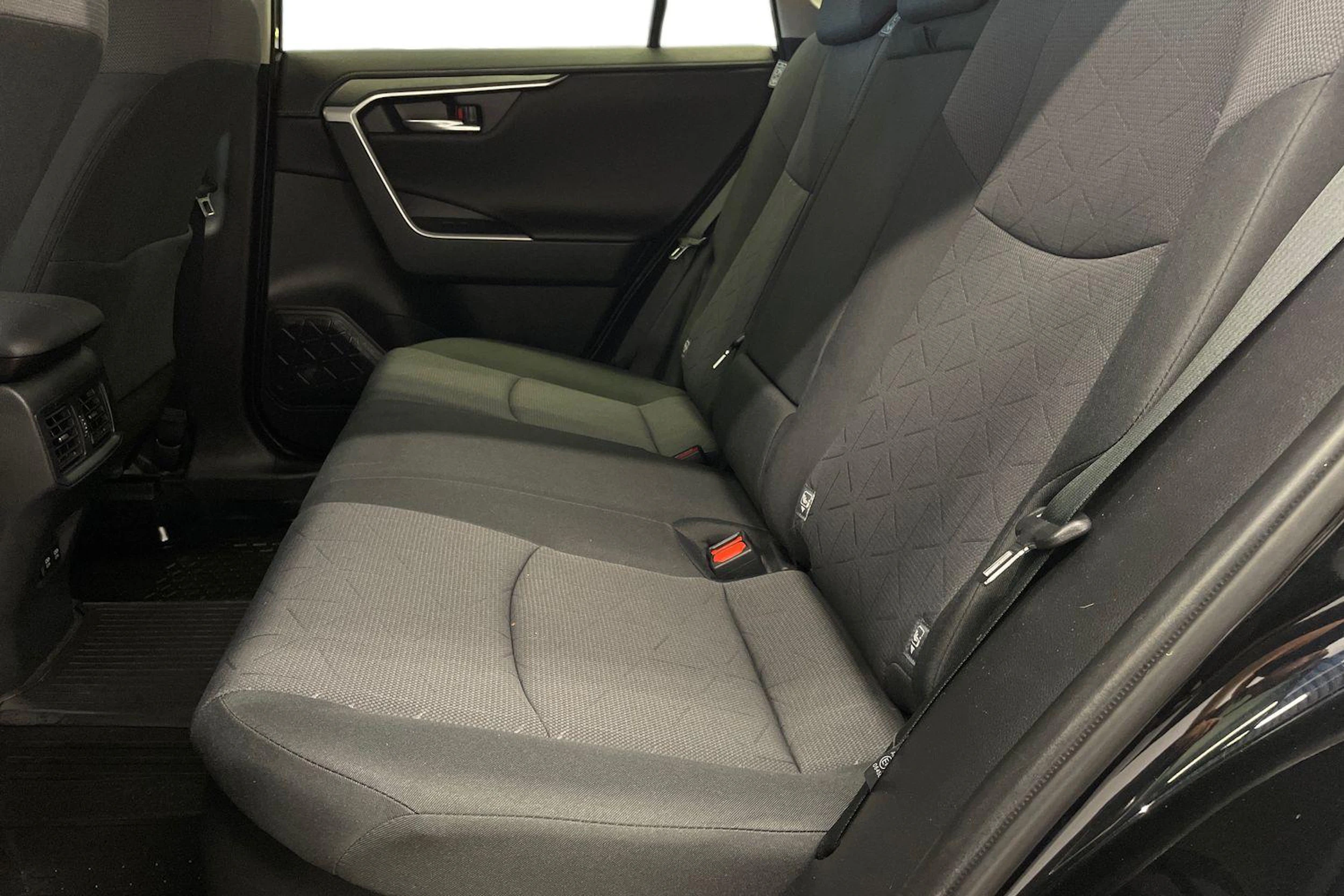 Musta Toyota RAV4 2021 kuva 8.