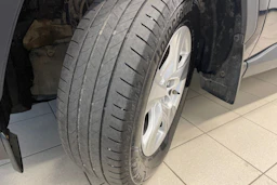 Musta Toyota RAV4 2021 kuva 10.