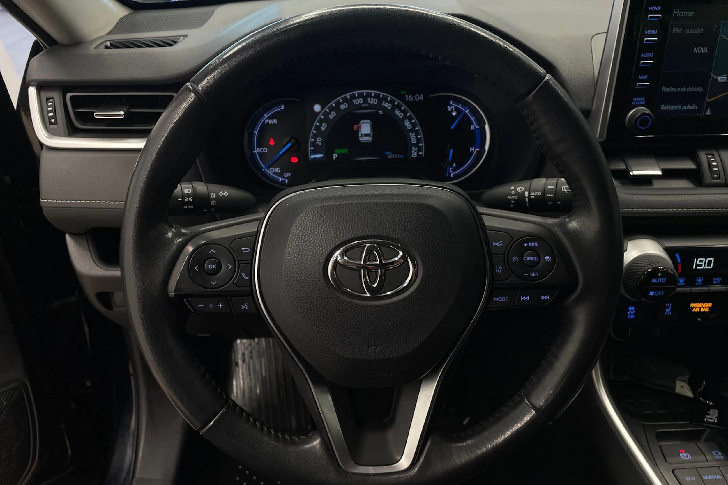 Musta Toyota RAV4 2021 kuva 12.