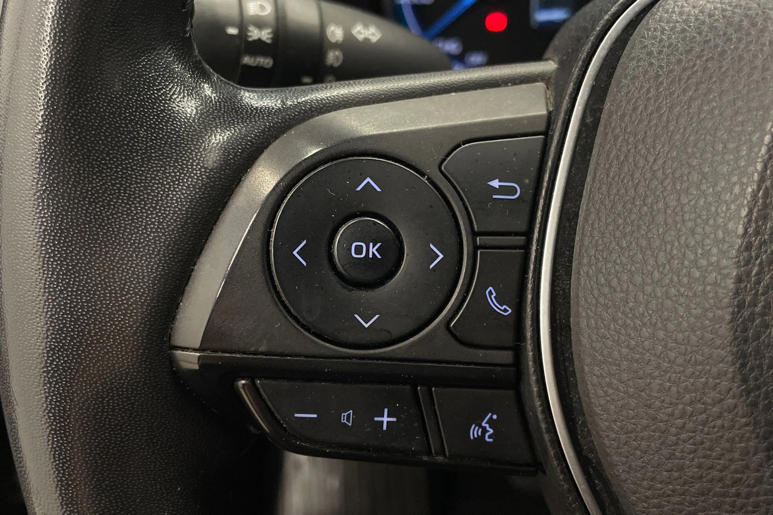 Musta Toyota RAV4 2021 kuva 13.