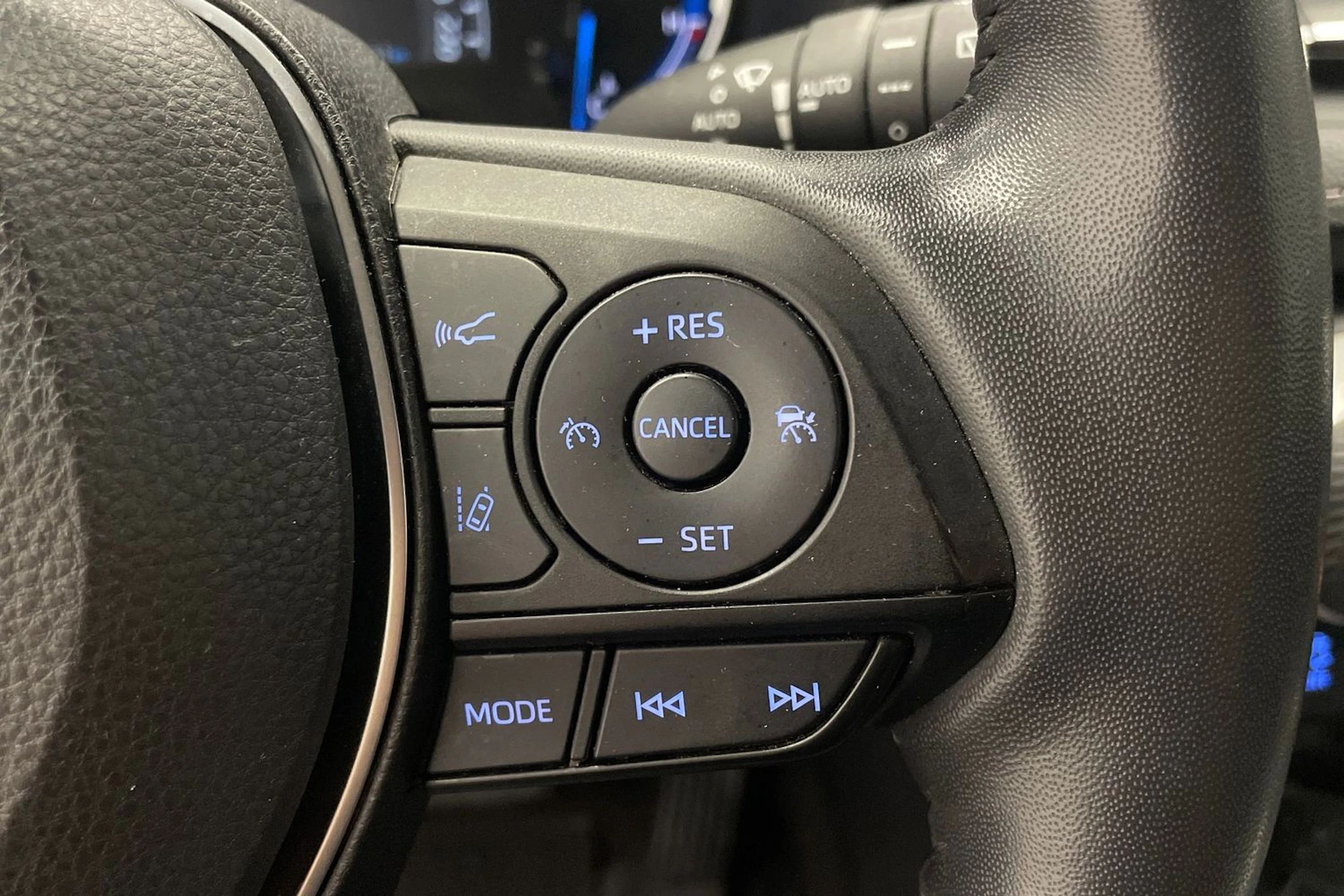 Musta Toyota RAV4 2021 kuva 14.