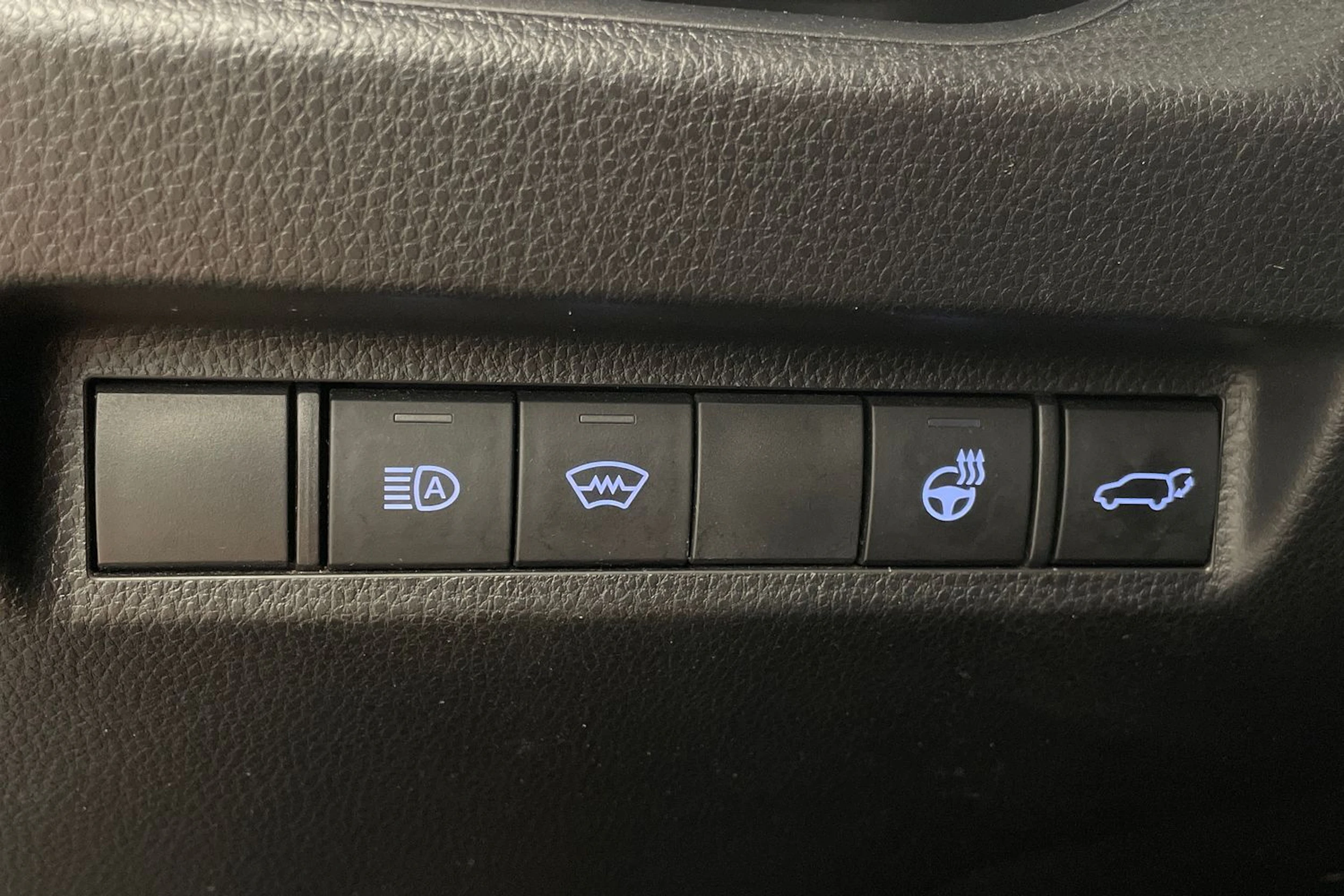 Musta Toyota RAV4 2021 kuva 16.
