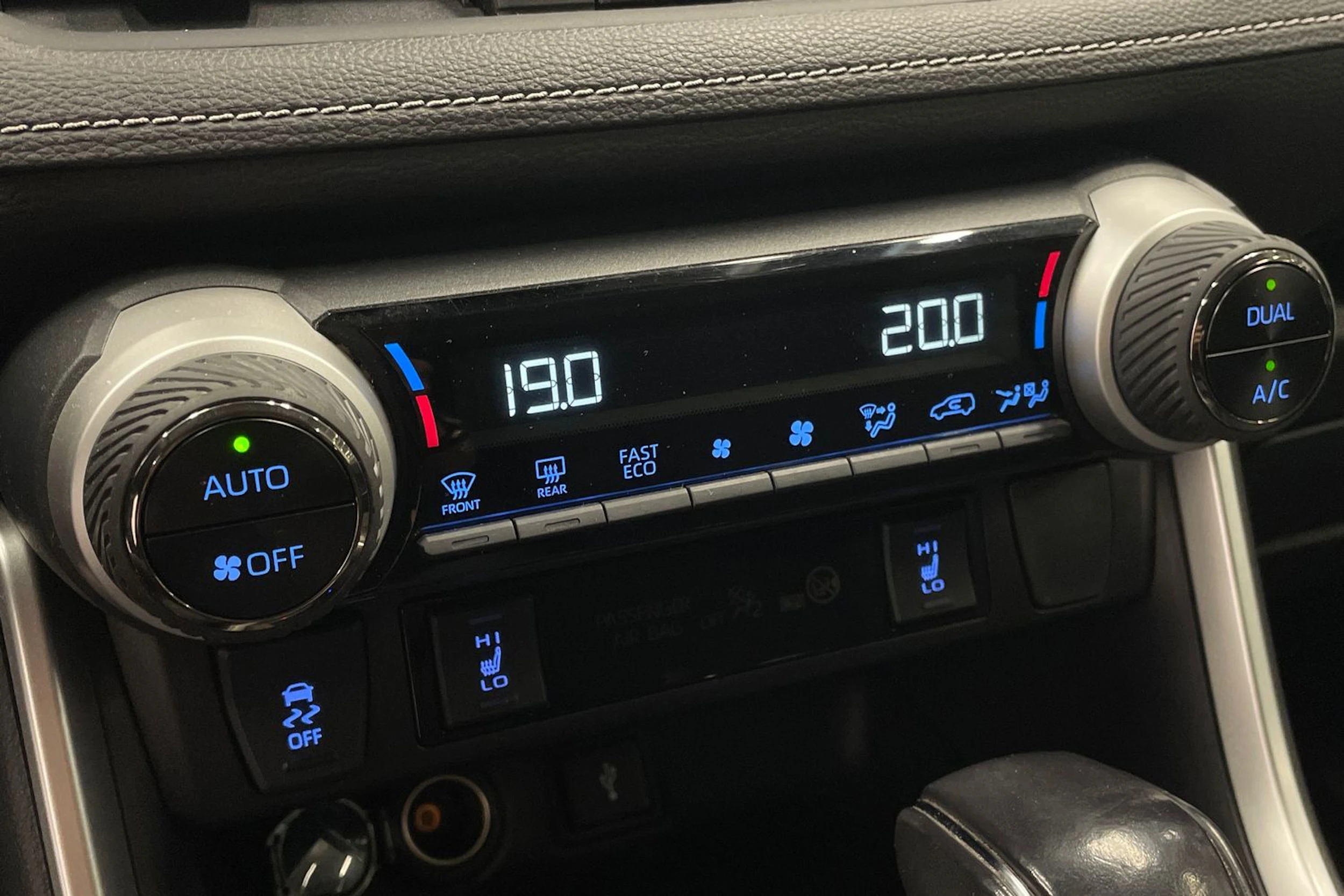 Musta Toyota RAV4 2021 kuva 18.