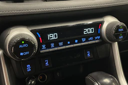 Musta Toyota RAV4 2021 kuva 18.