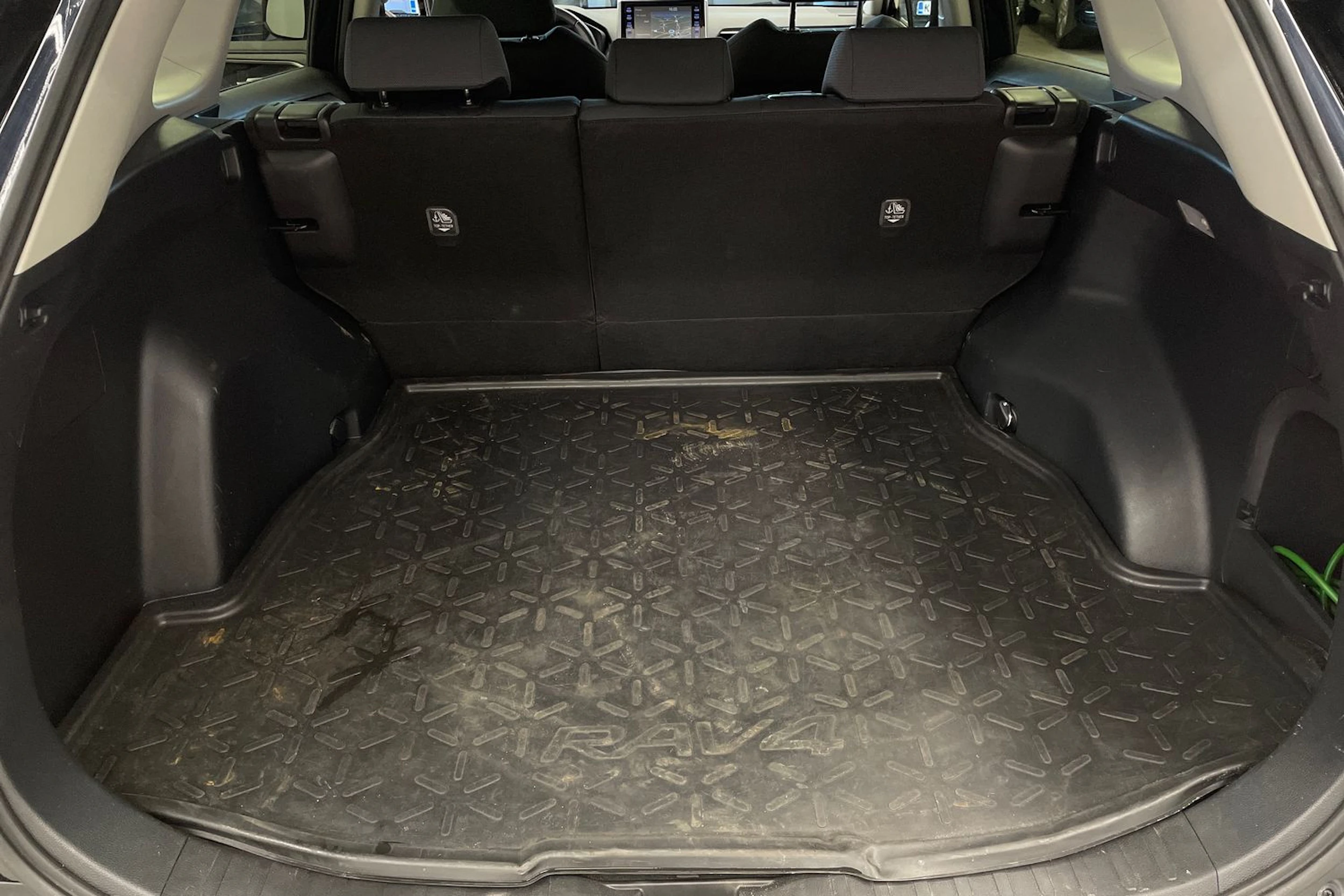 Musta Toyota RAV4 2021 kuva 21.