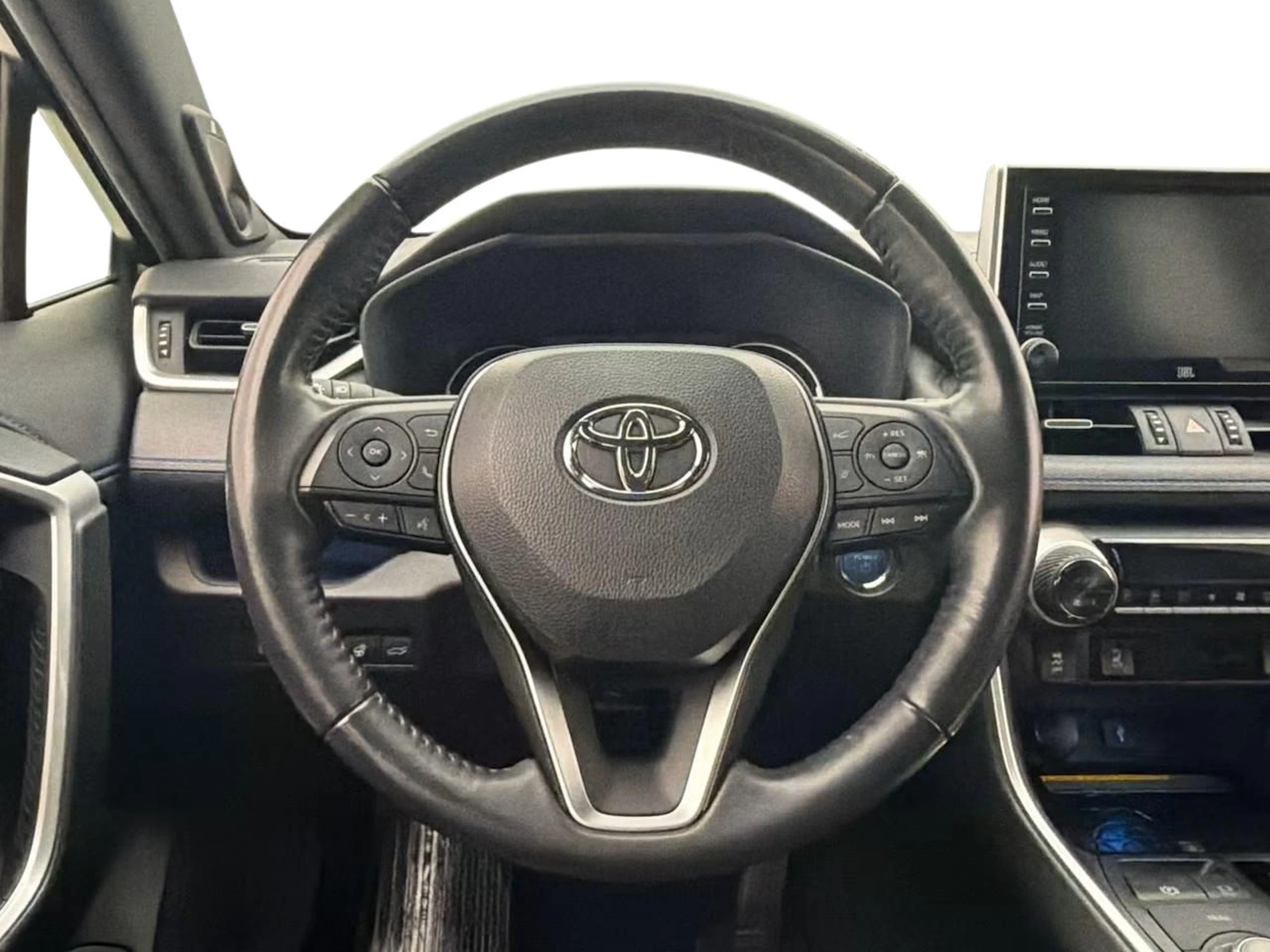 valkoinen Toyota RAV4 2022 kuva 7.