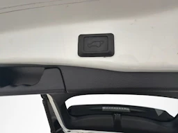 valkoinen Toyota RAV4 2022 kuva 10.