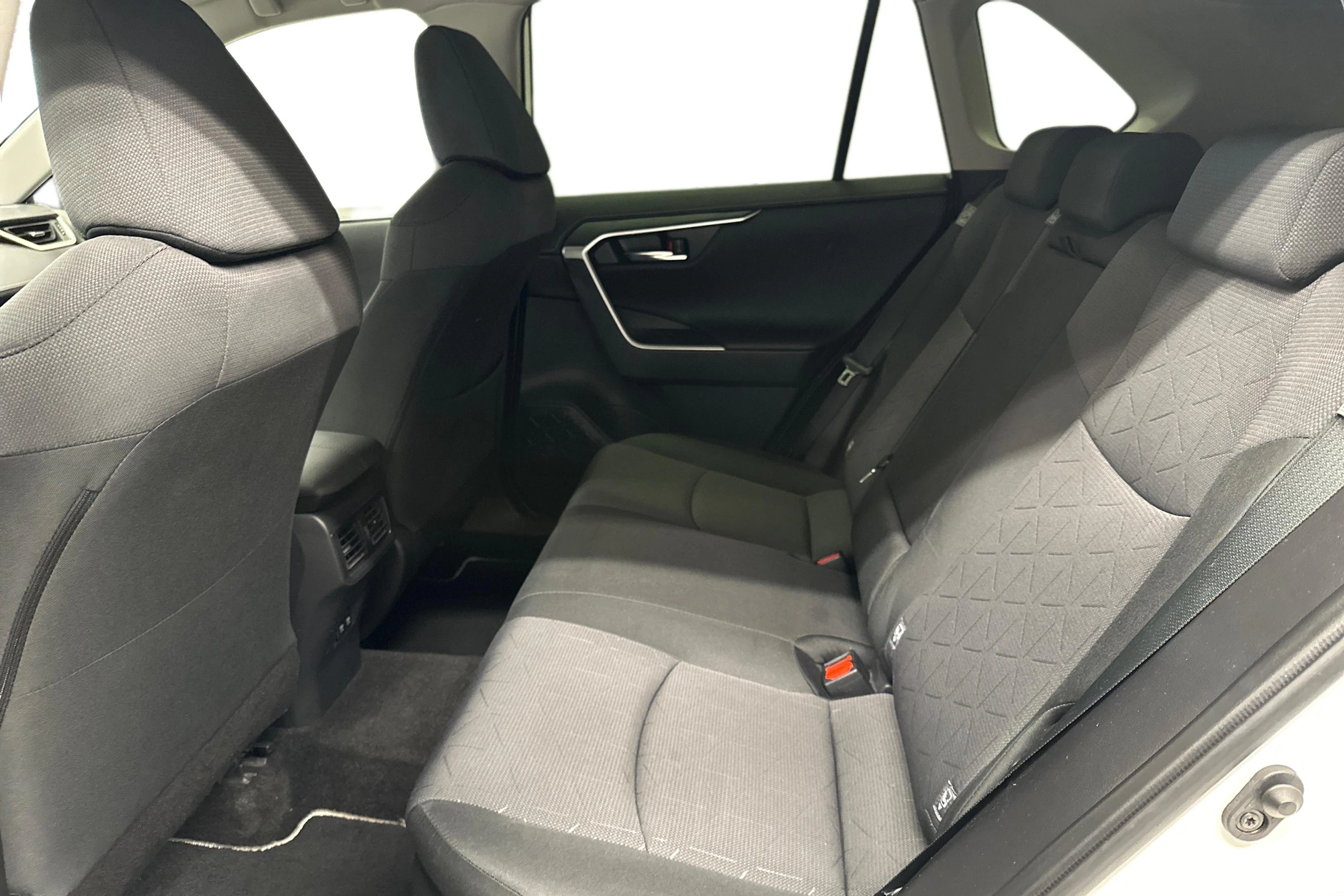 valkoinen Toyota RAV4 2022 kuva 8.