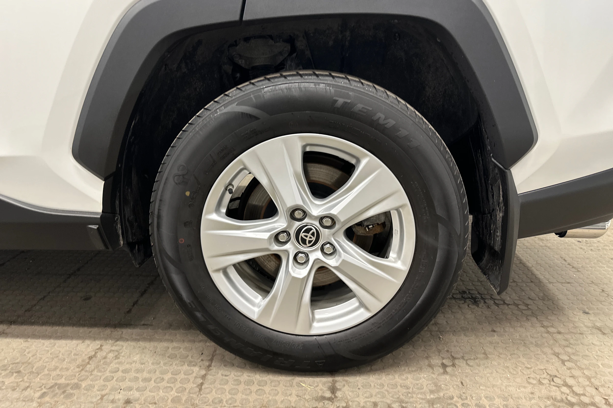 valkoinen Toyota RAV4 2022 kuva 10.