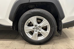 valkoinen Toyota RAV4 2022 kuva 10.