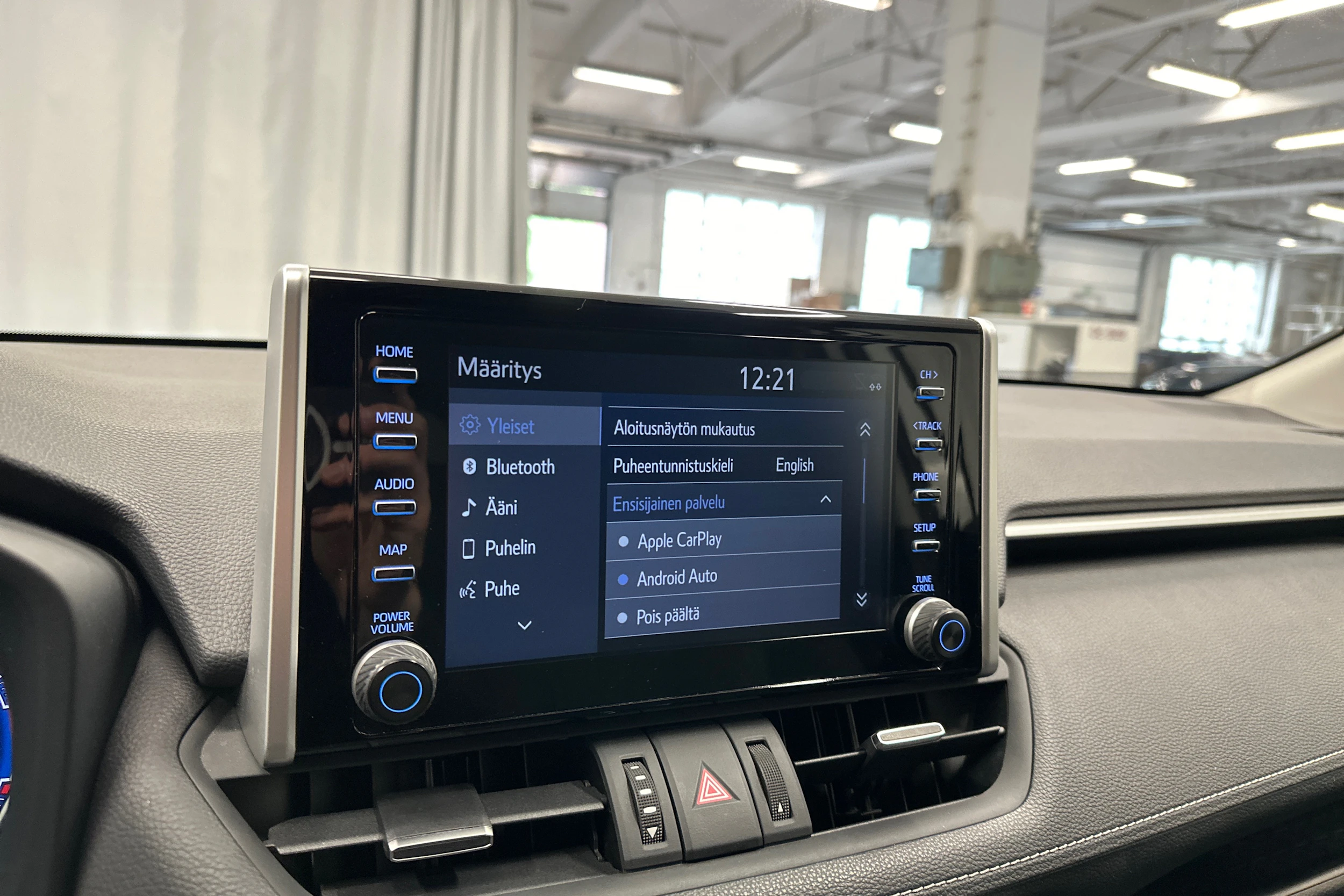 valkoinen Toyota RAV4 2022 kuva 17.