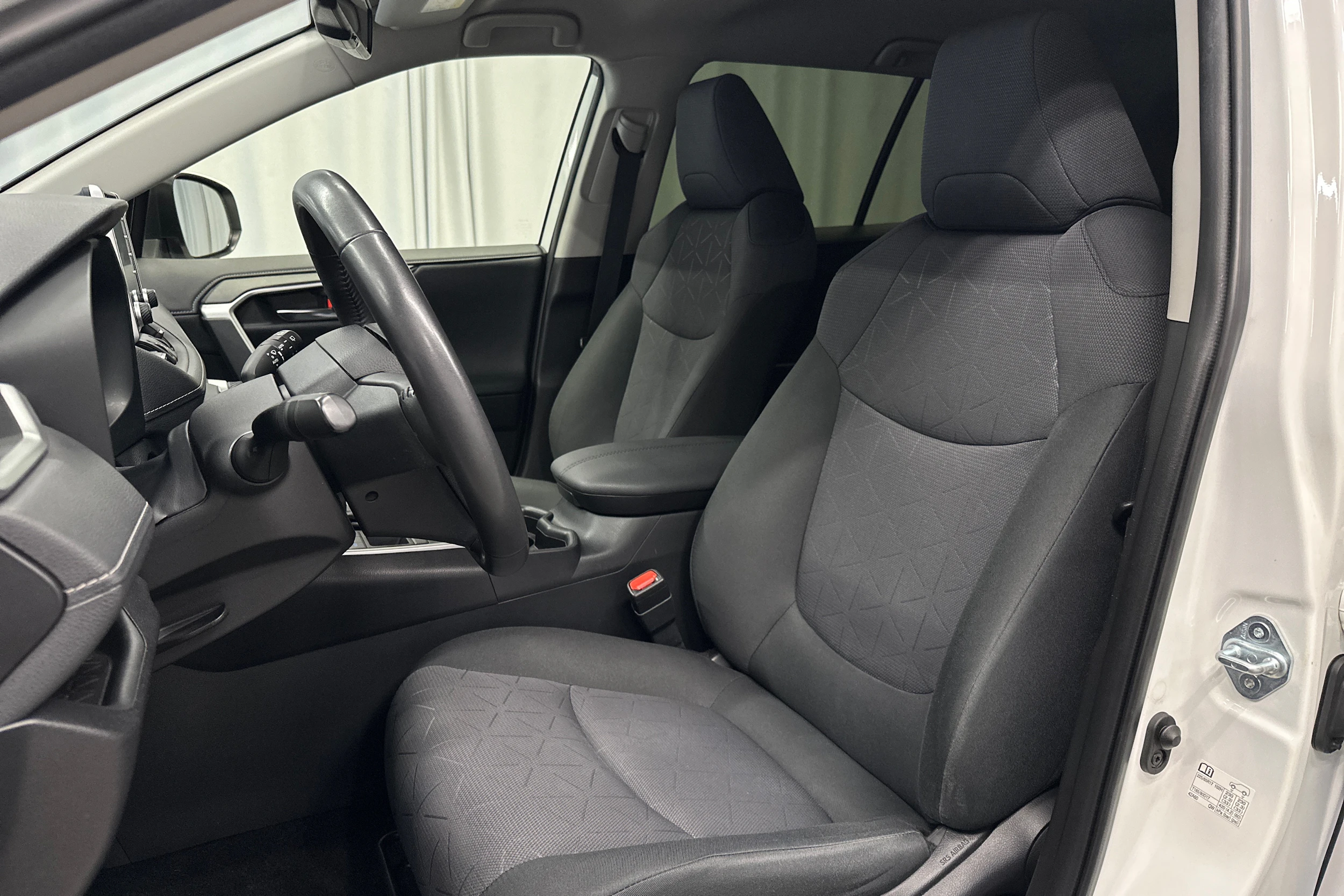 valkoinen Toyota RAV4 2022 kuva 19.