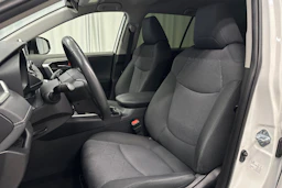valkoinen Toyota RAV4 2022 kuva 19.