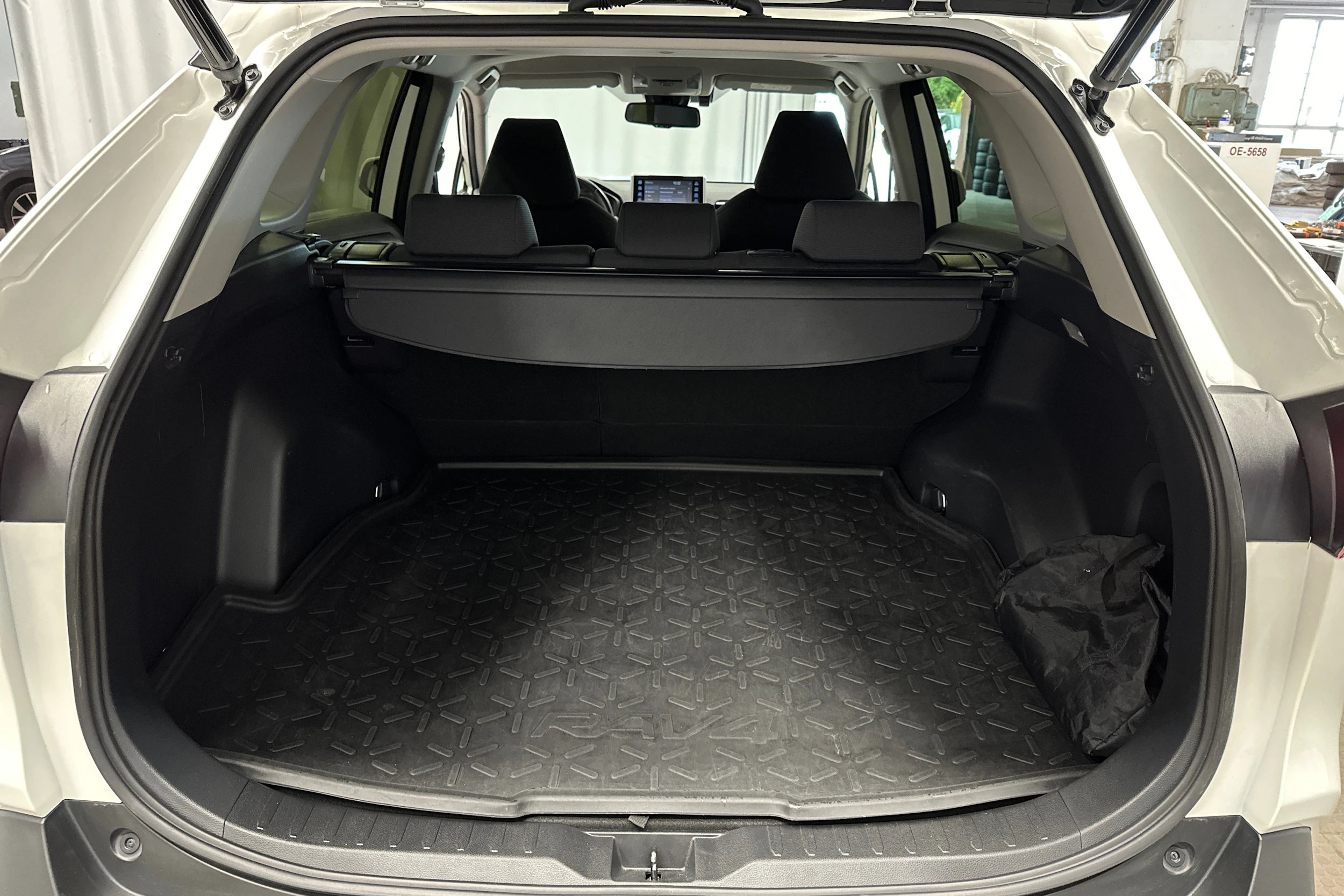 valkoinen Toyota RAV4 2022 kuva 20.