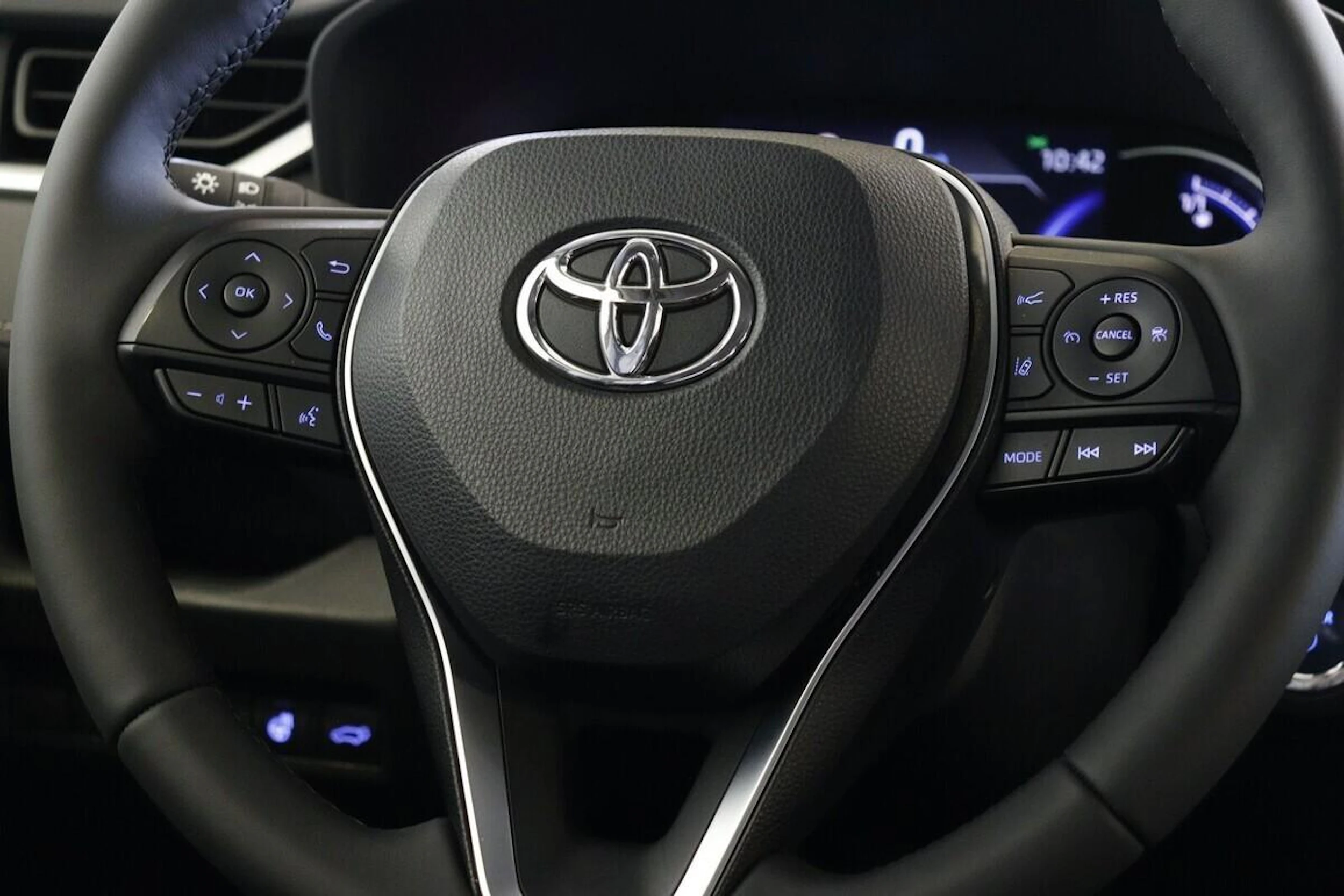 musta Toyota RAV4 2022 kuva 8.