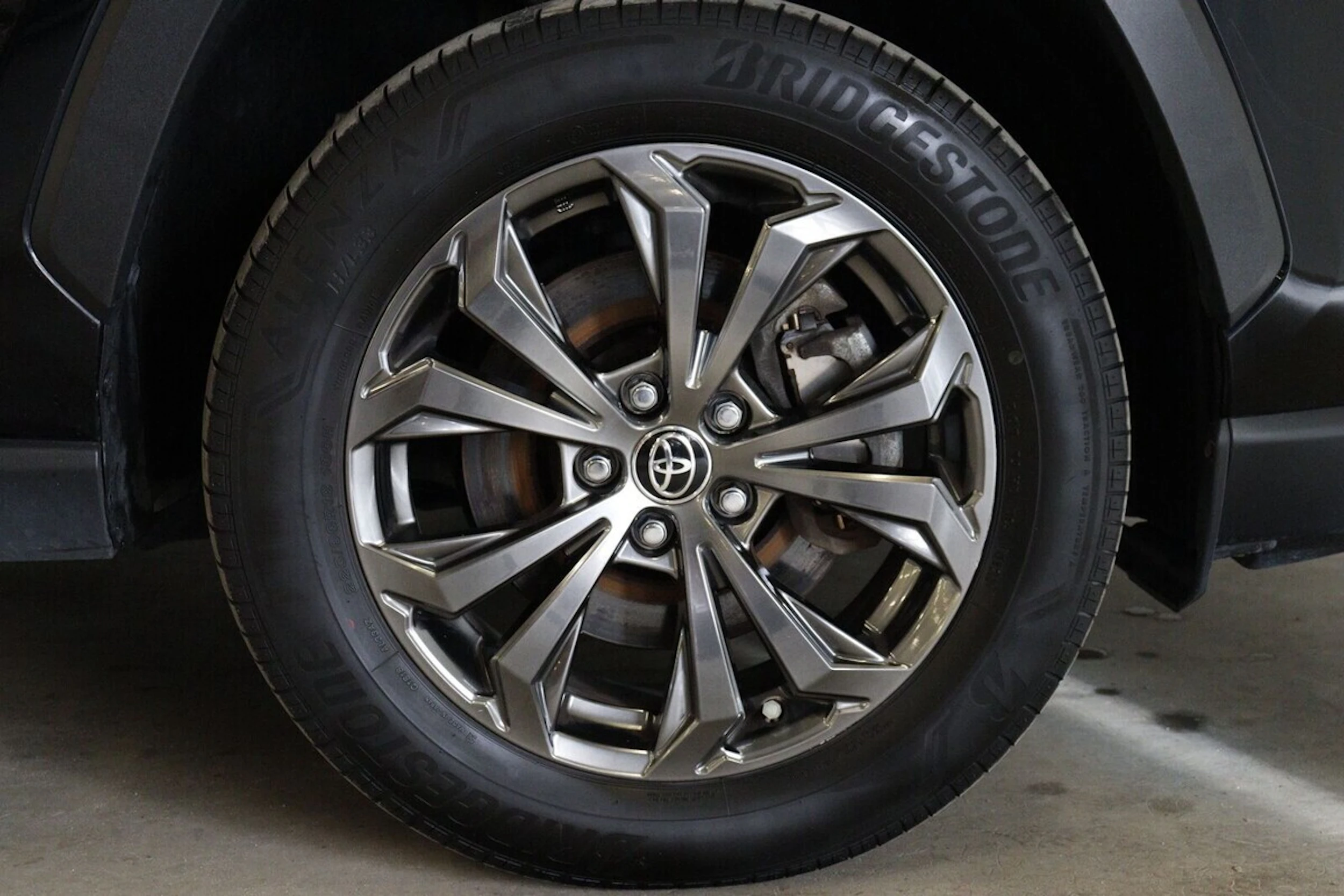 musta Toyota RAV4 2022 kuva 11.