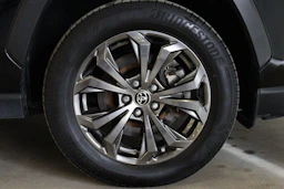 musta Toyota RAV4 2022 kuva 11.