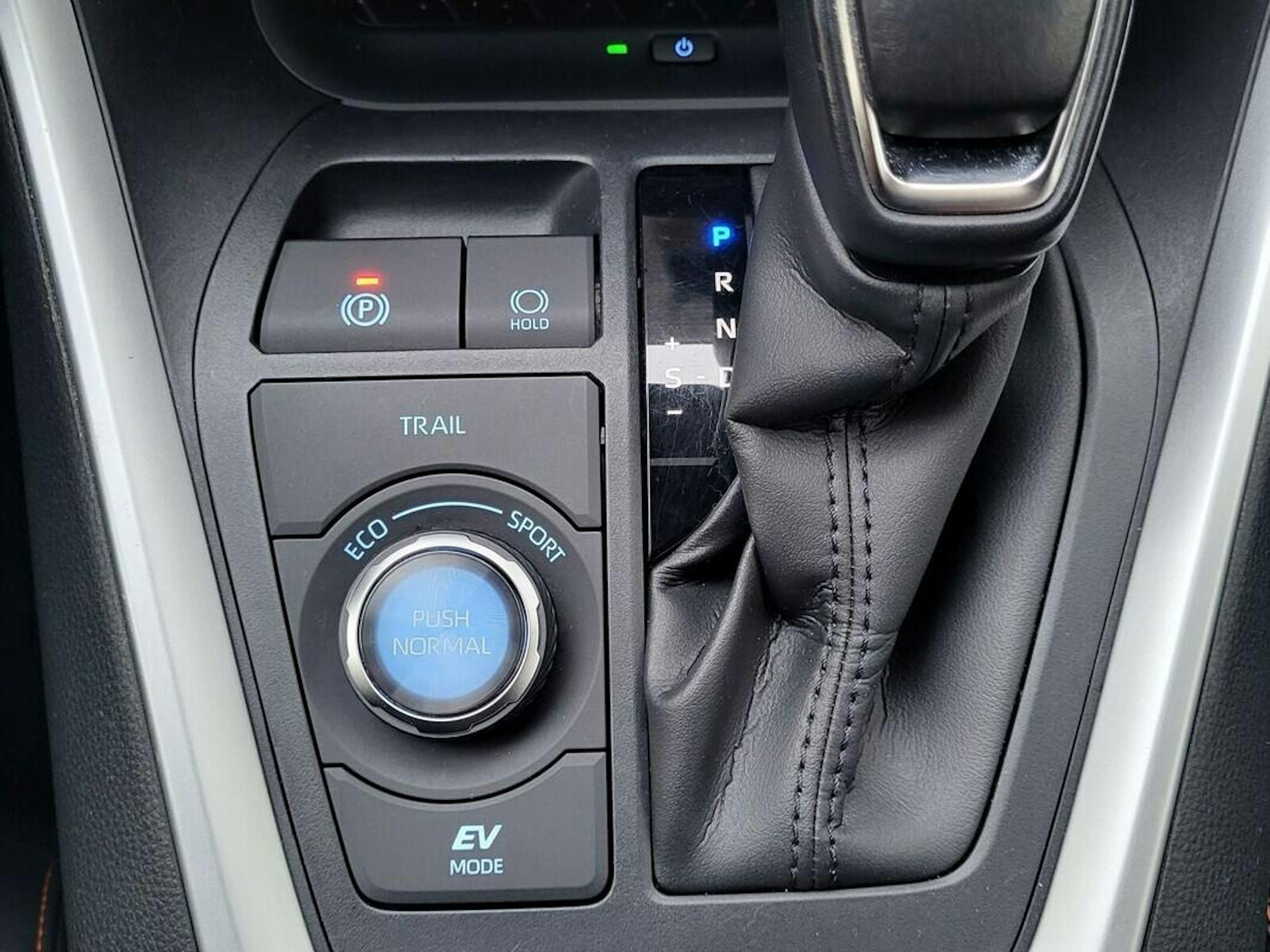 harmaa Toyota RAV4 2022 kuva 9.