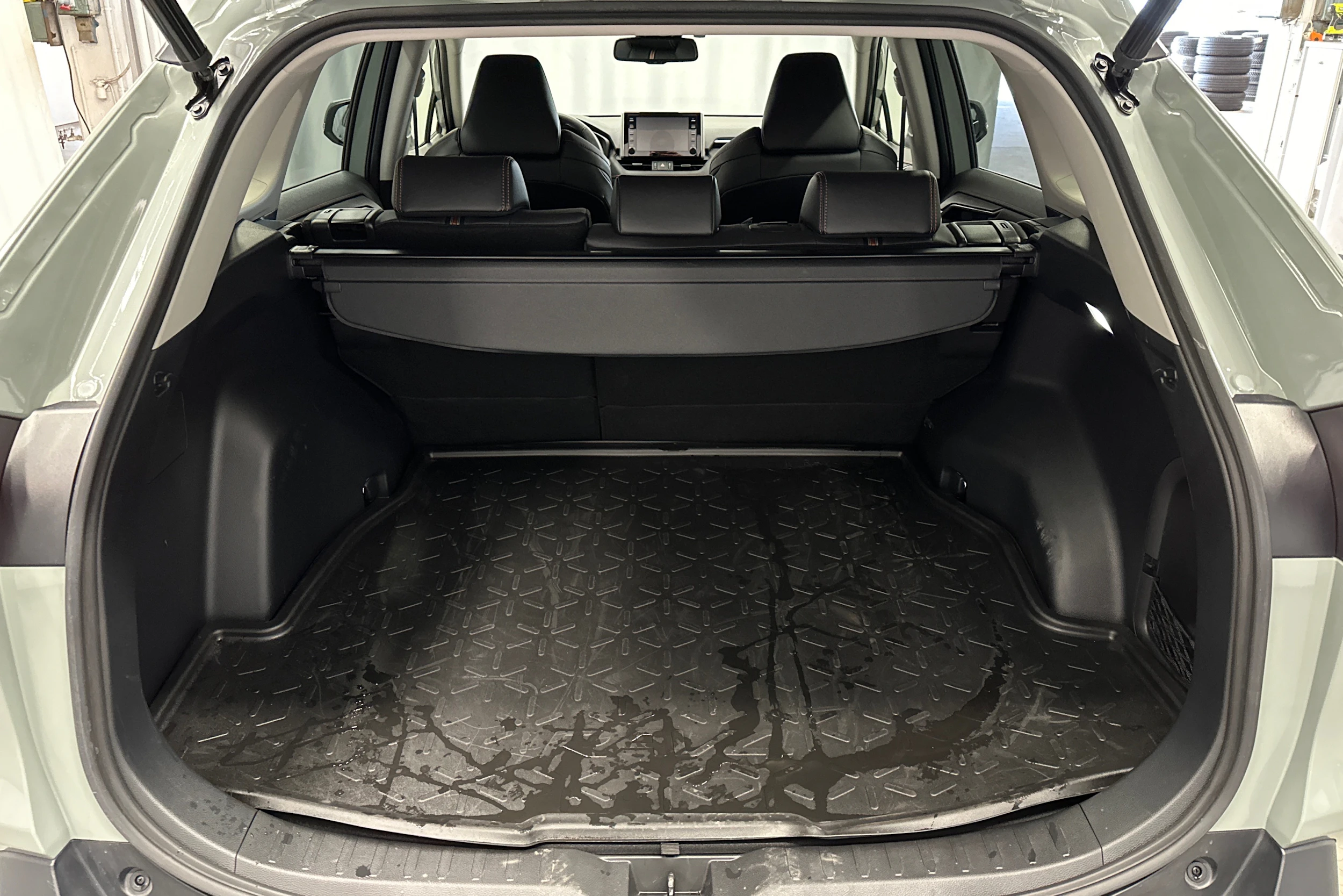 harmaa Toyota RAV4 2022 kuva 15.