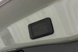 harmaa Toyota RAV4 2022 kuva 16.