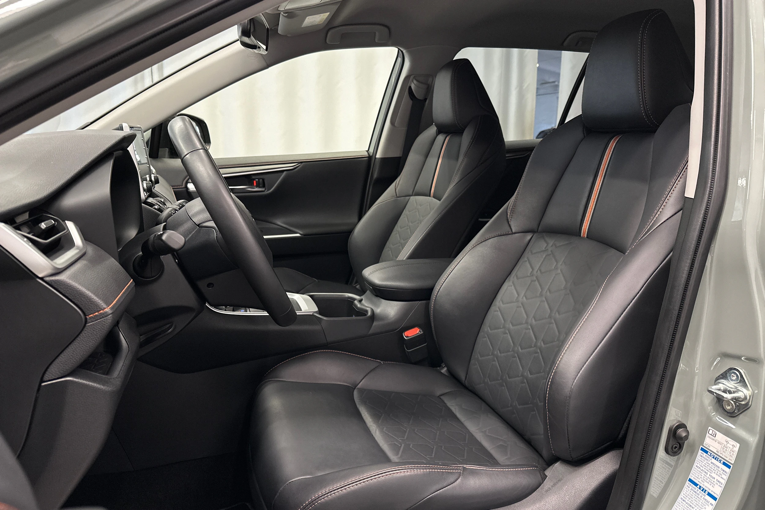 harmaa Toyota RAV4 2022 kuva 17.