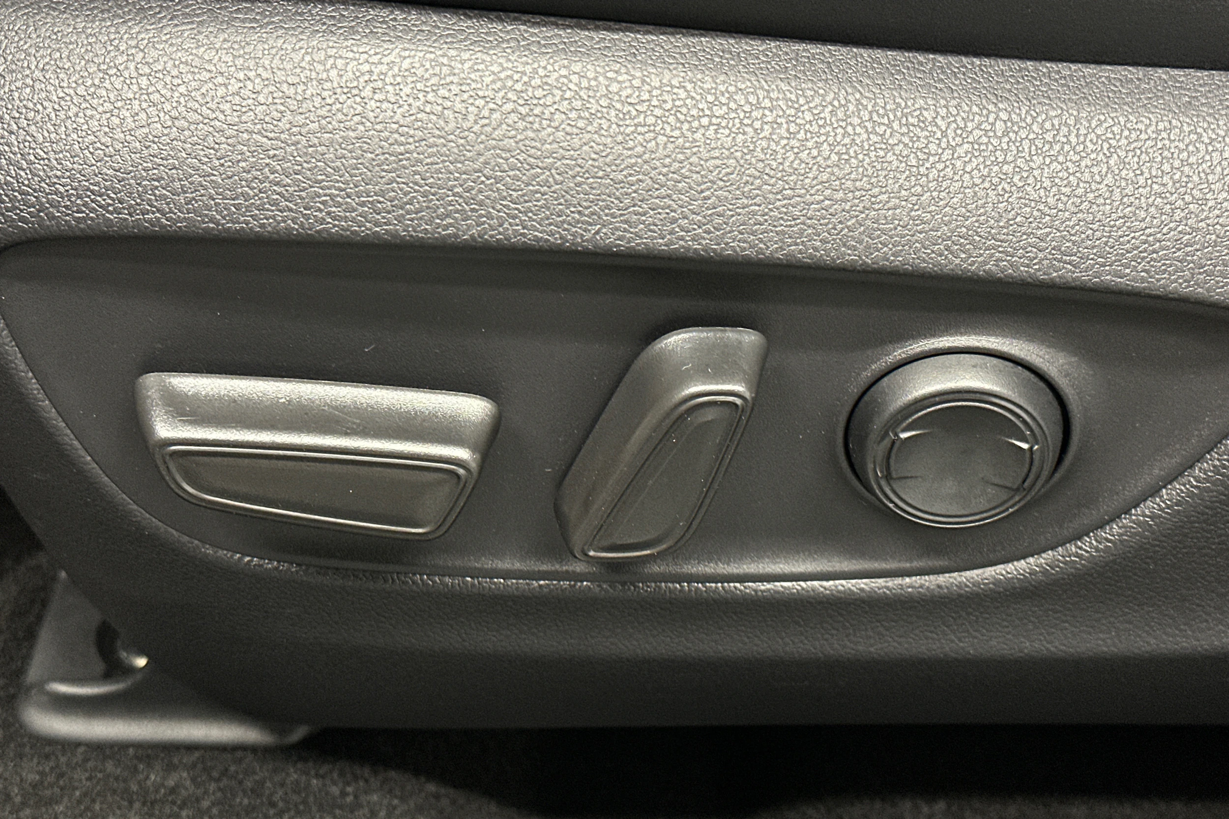 harmaa Toyota RAV4 2022 kuva 18.