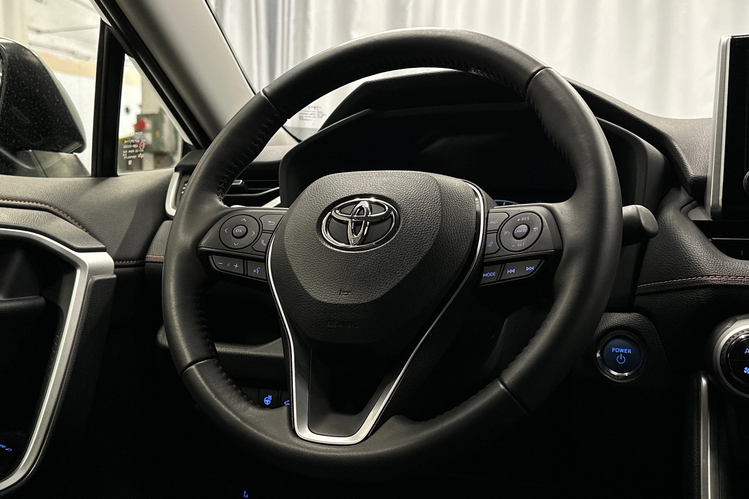 harmaa Toyota RAV4 2022 kuva 19.