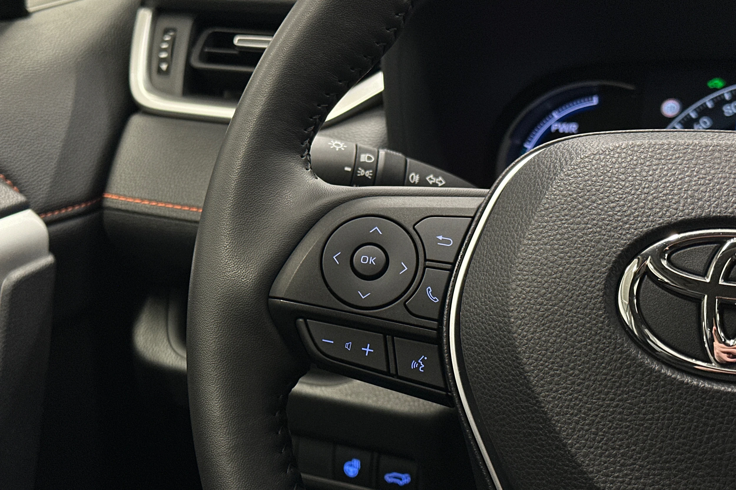 harmaa Toyota RAV4 2022 kuva 20.