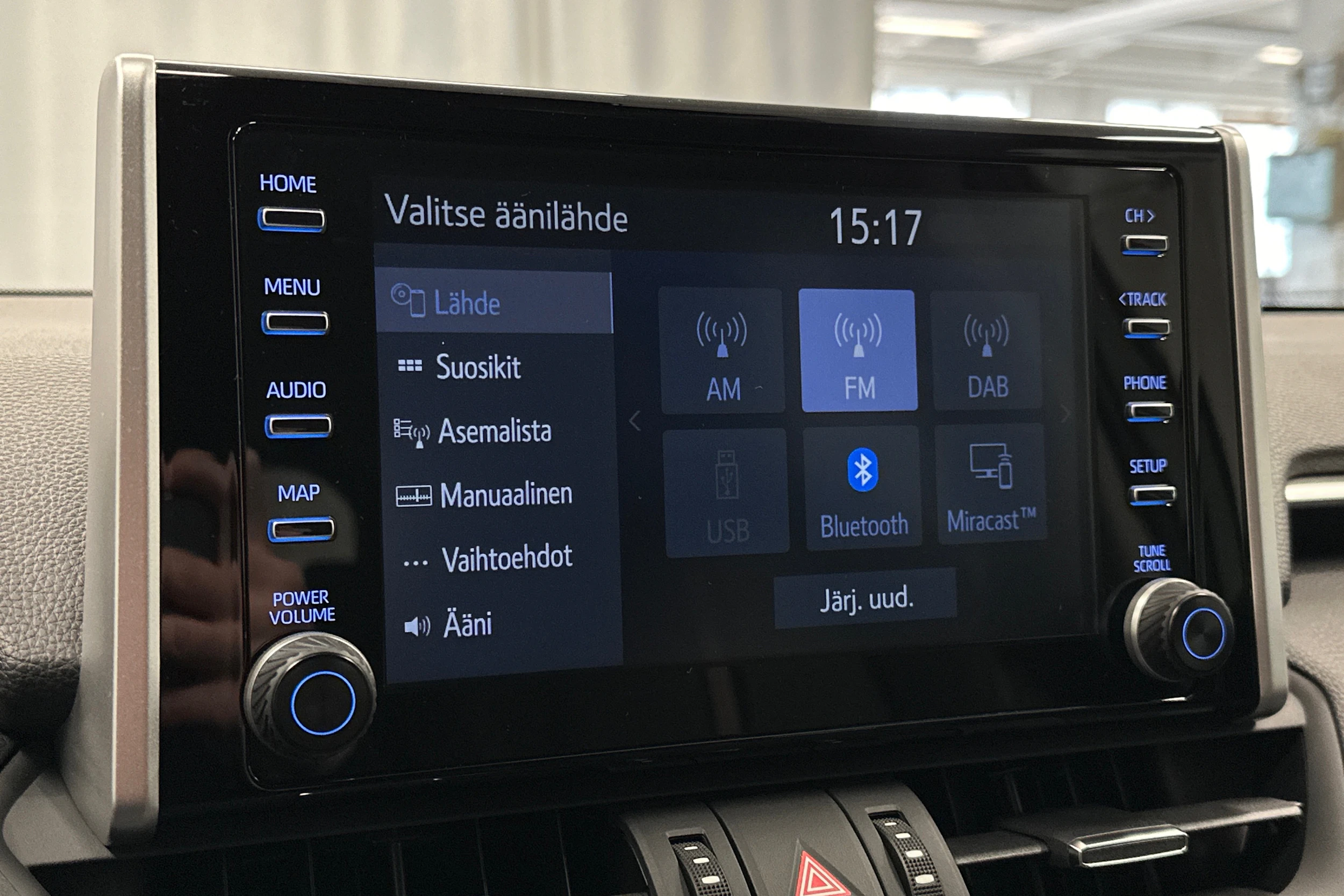 harmaa Toyota RAV4 2022 kuva 23.