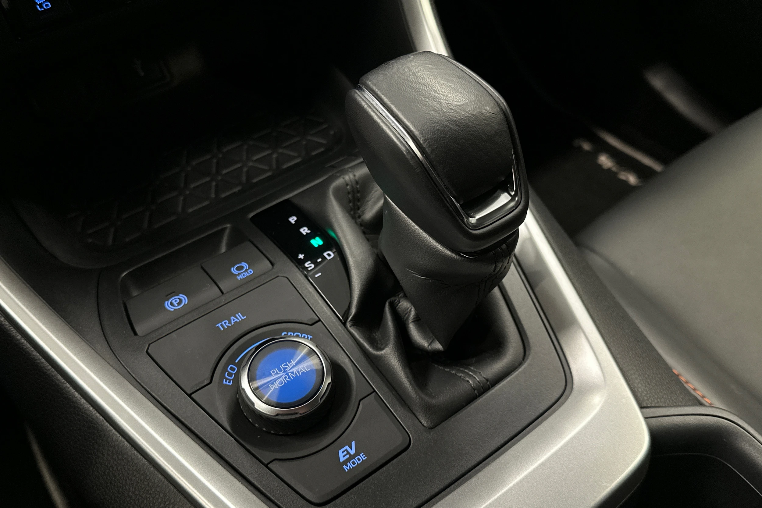 harmaa Toyota RAV4 2022 kuva 26.