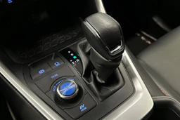 harmaa Toyota RAV4 2022 kuva 26.