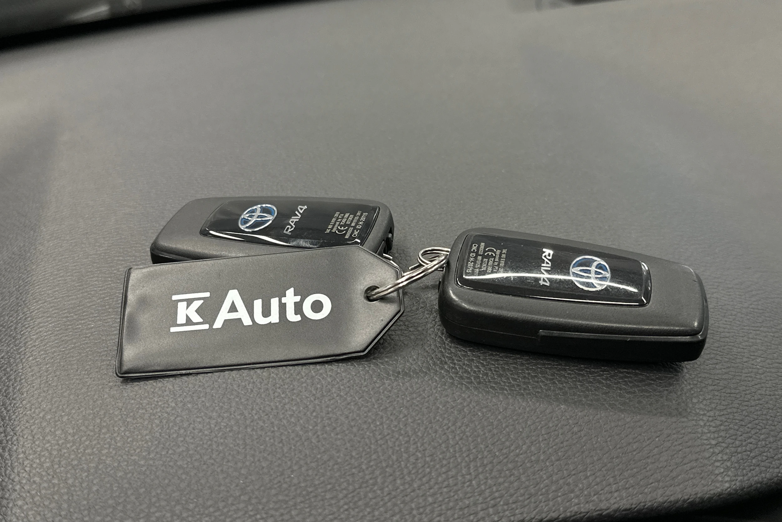 harmaa Toyota RAV4 2022 kuva 27.