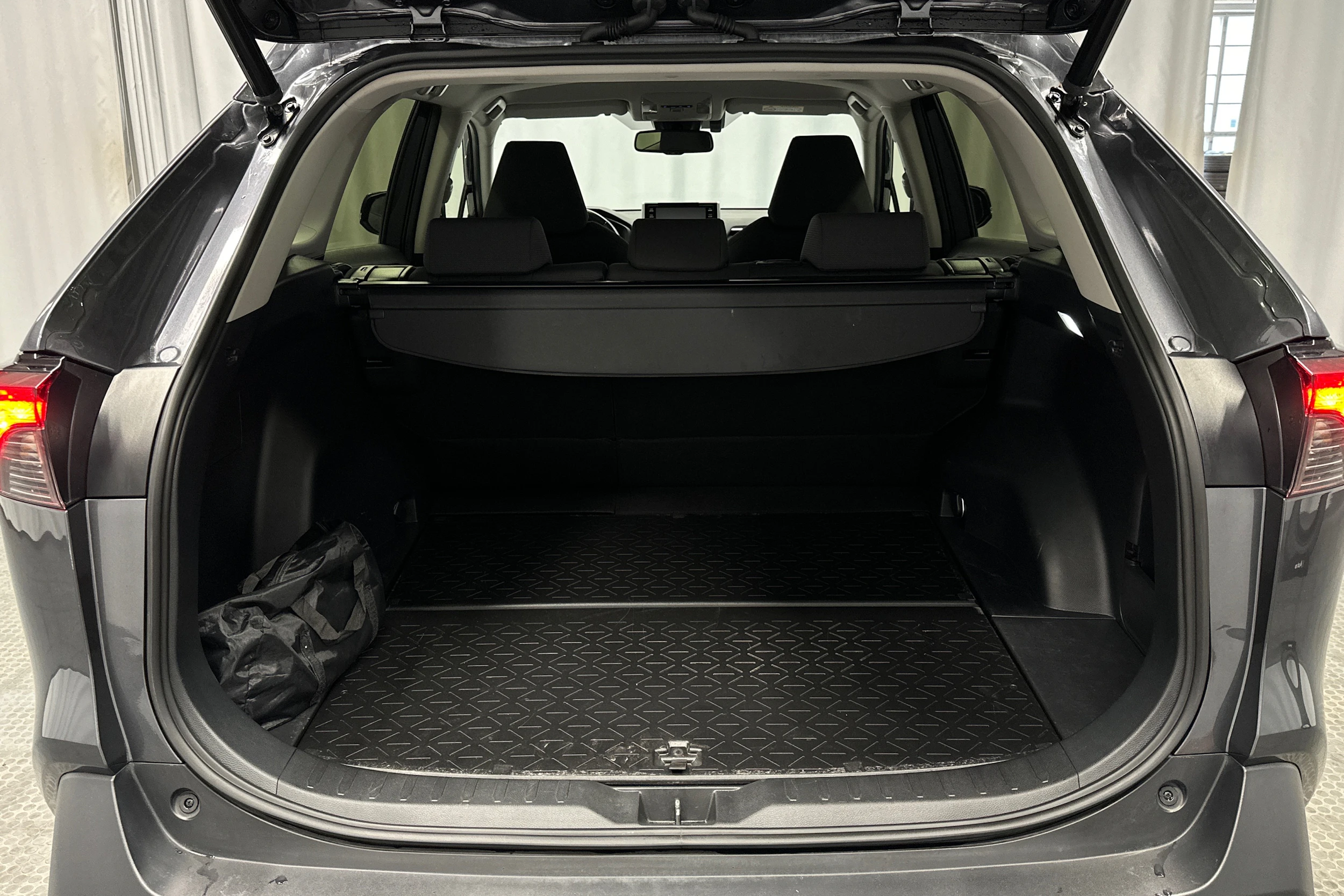 harmaa Toyota RAV4 2022 kuva 15.