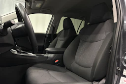 harmaa Toyota RAV4 2022 kuva 17.