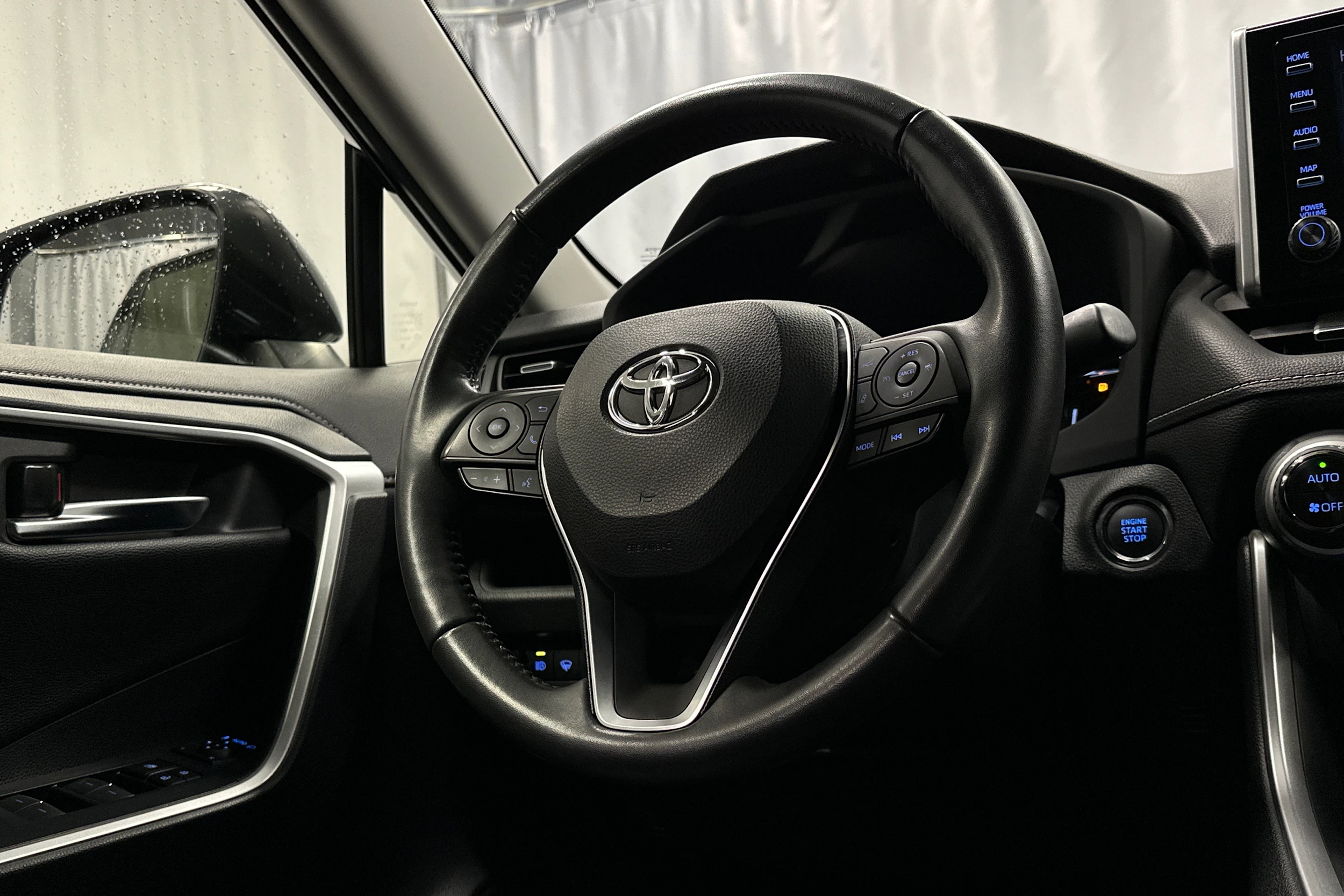 harmaa Toyota RAV4 2022 kuva 18.