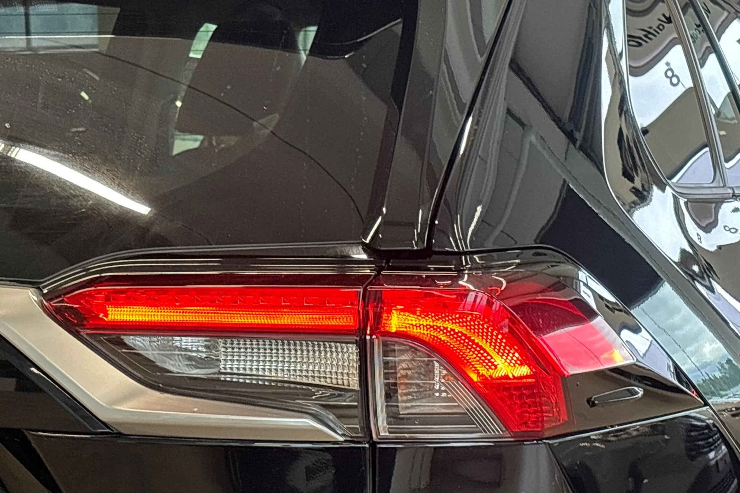 musta Toyota RAV4 2022 kuva 12.
