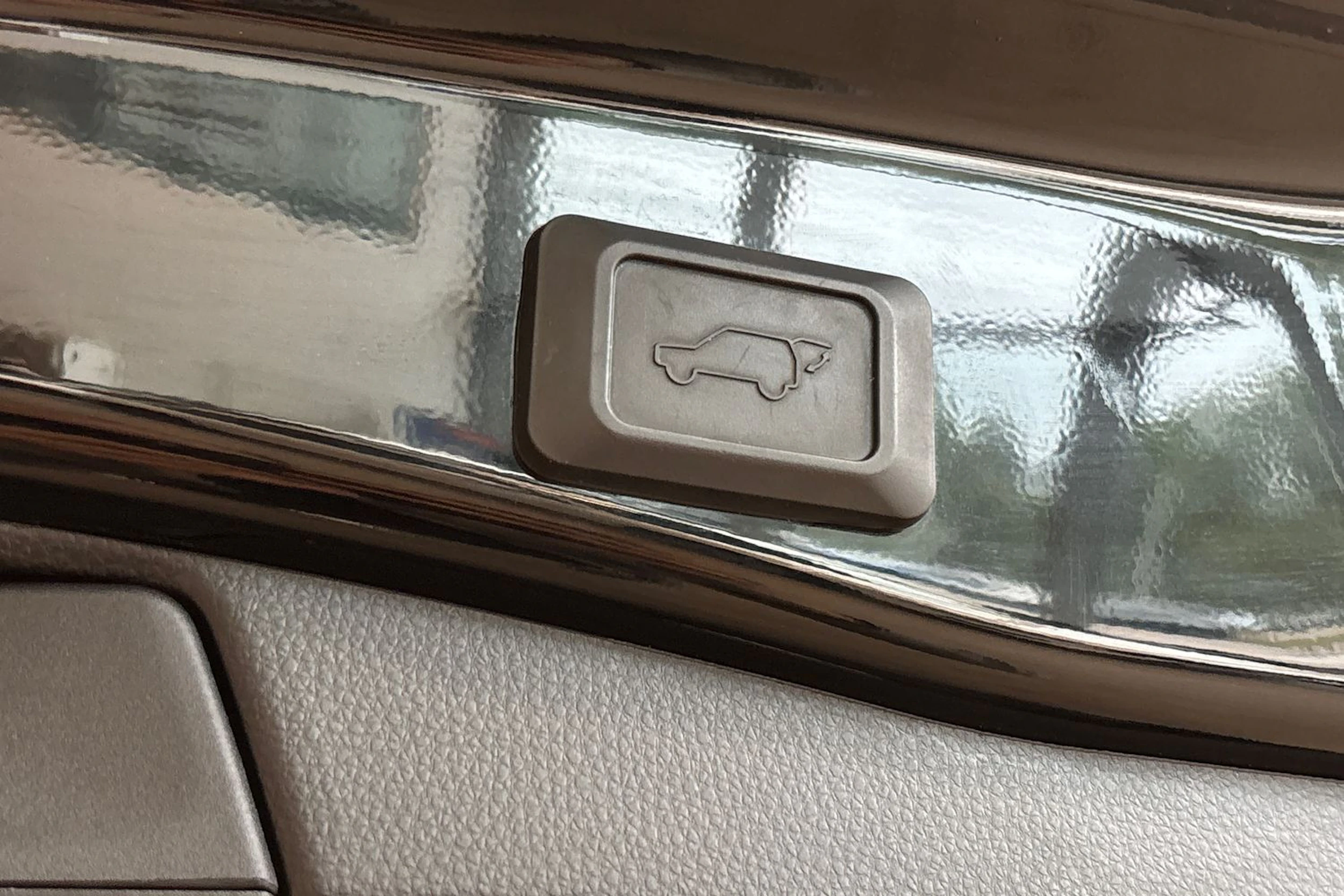 musta Toyota RAV4 2022 kuva 15.