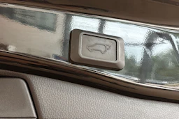 musta Toyota RAV4 2022 kuva 15.