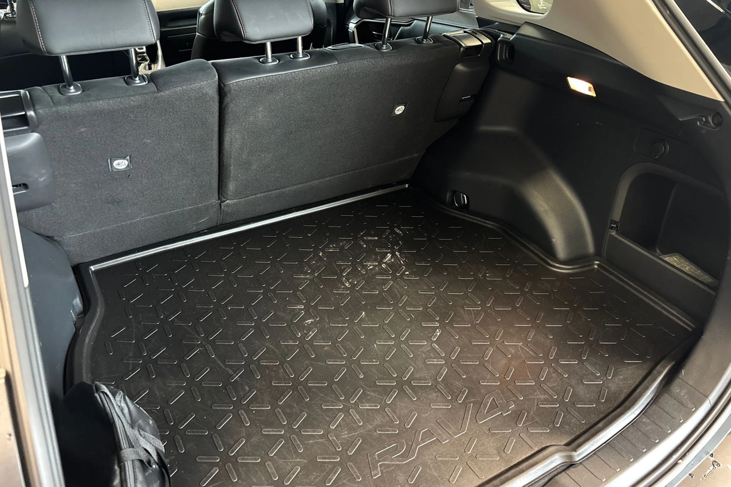 musta Toyota RAV4 2022 kuva 16.