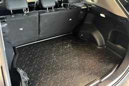musta Toyota RAV4 2022 kuva 16.