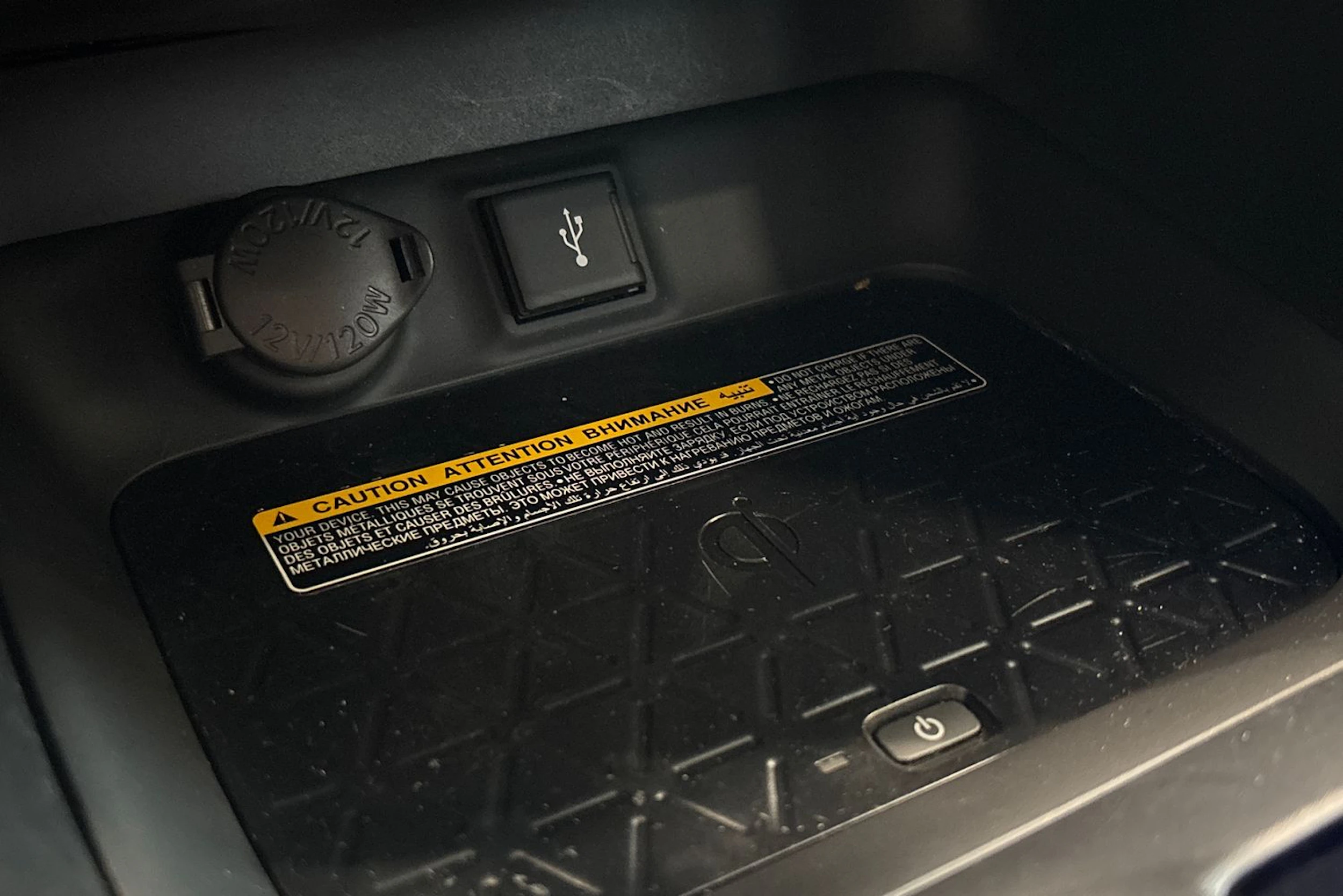 musta Toyota RAV4 2022 kuva 21.