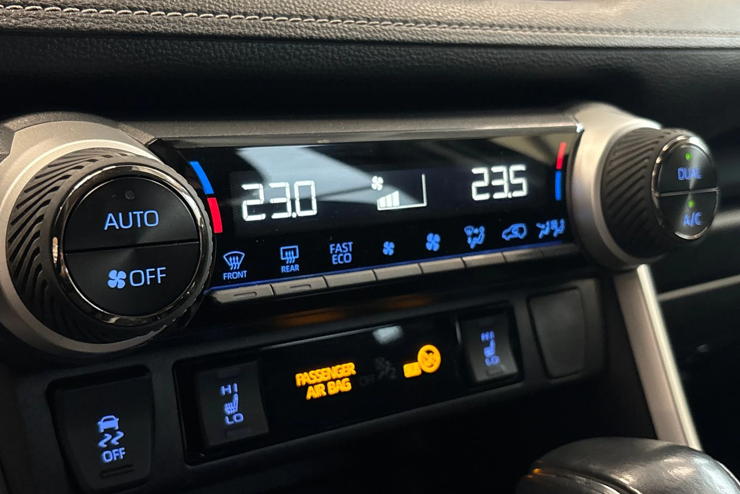 musta Toyota RAV4 2022 kuva 24.