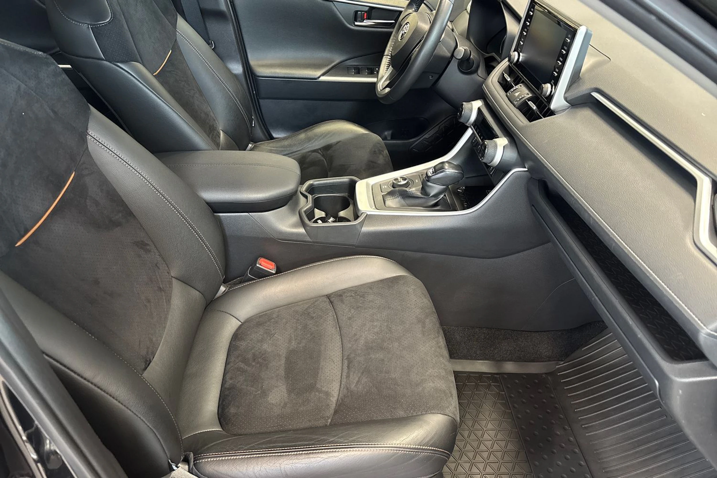 musta Toyota RAV4 2022 kuva 33.