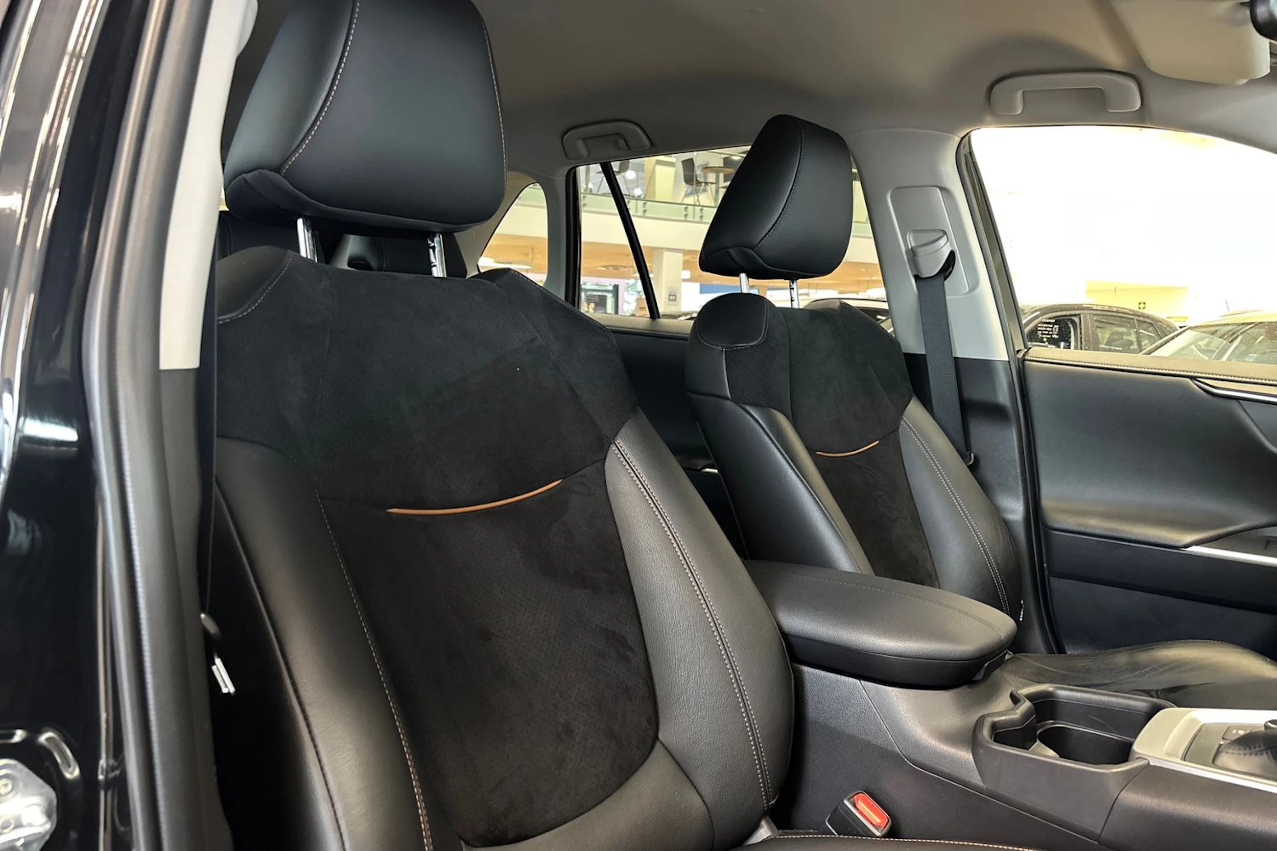musta Toyota RAV4 2022 kuva 34.